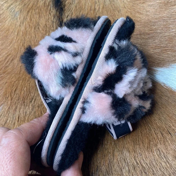 Kids baby UGG winter slippers size 8 check them out very nice thanks 🙏 - Picture 6 of 8